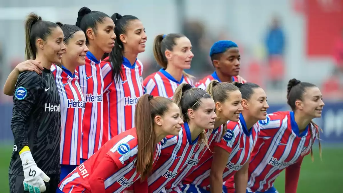 Montaje de fotos con las jugadoras y el entrenador del Atlético de Madrid femenino